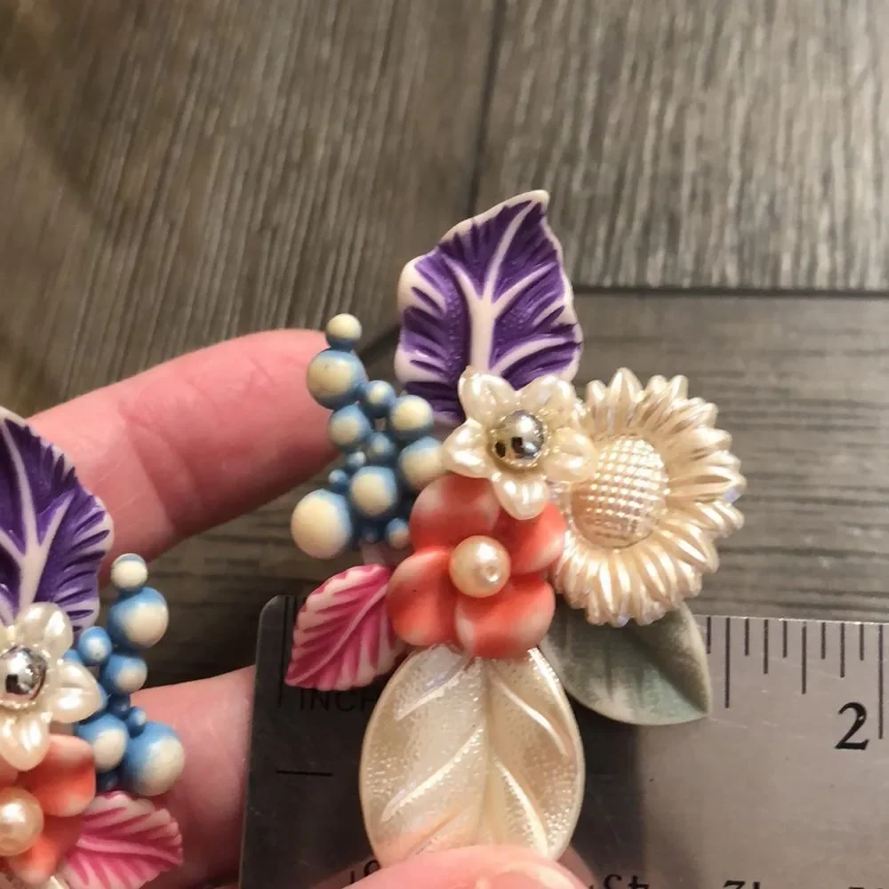 Vintage 80’s - 90’s Acrylic Pearlized Flower Cluster Clip Earring.